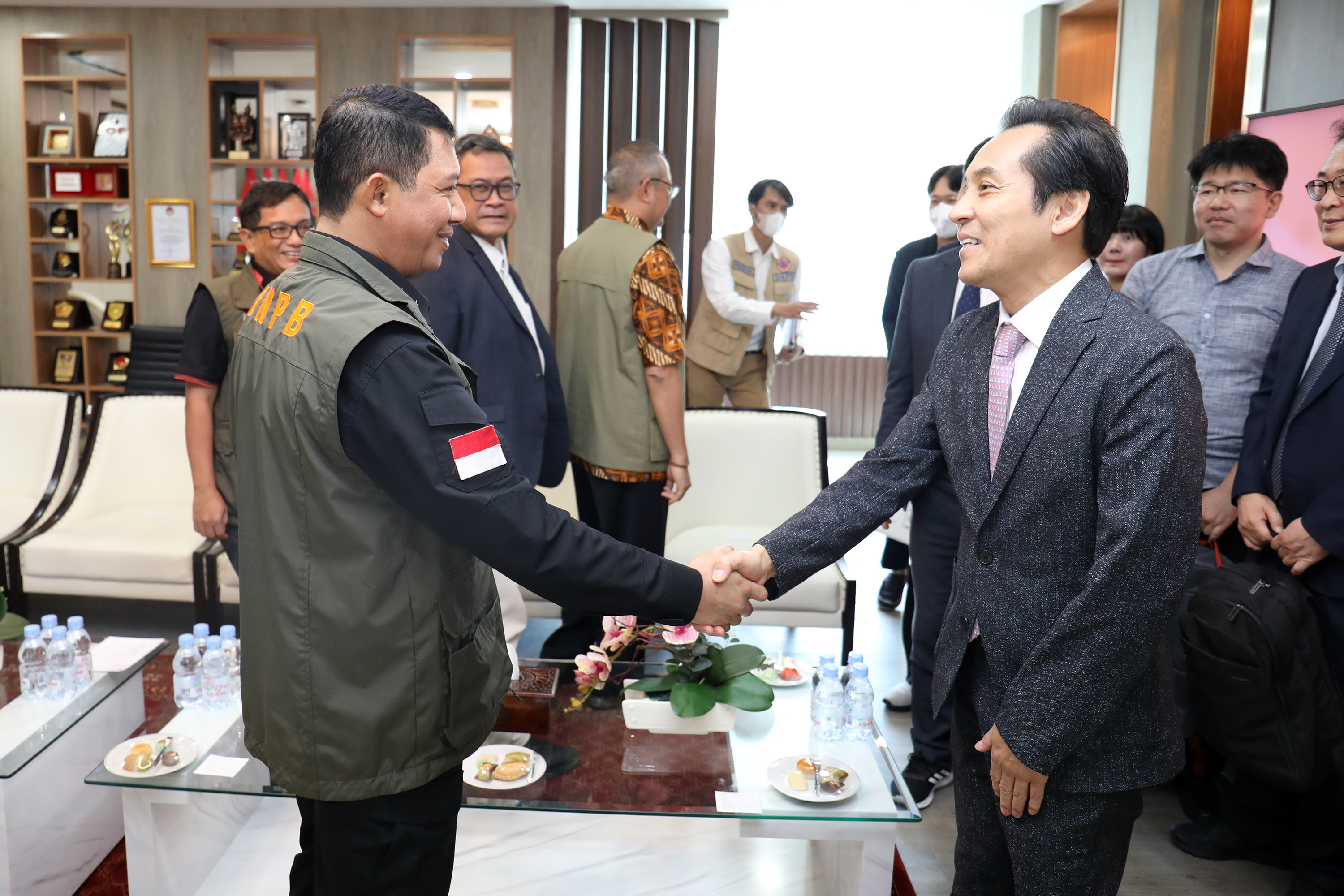 Kepala BNPB Letjen TNI Suharyanto S,Sos., M.M., (kiri) menerima kehadiran Presiden KISTI Kim Jaesoo di Graha BNPB, Jakarta, Rabu (31/5).